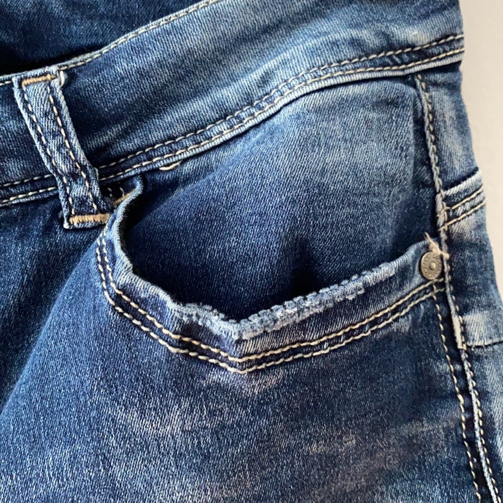 H & H stretch distressed jean shorts w/pockets. 6 - Picture 5 of 8